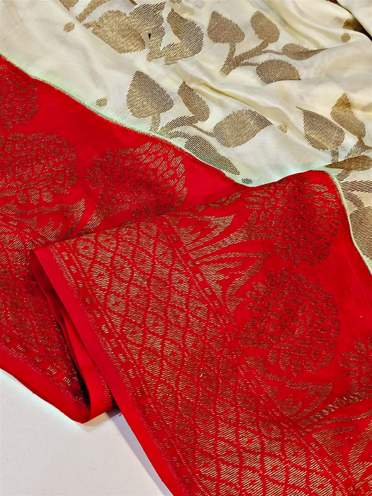 Banarasi Daybal Semi Doupin Soft Silk Saree-with all-over buta-weaving - rich pallu design