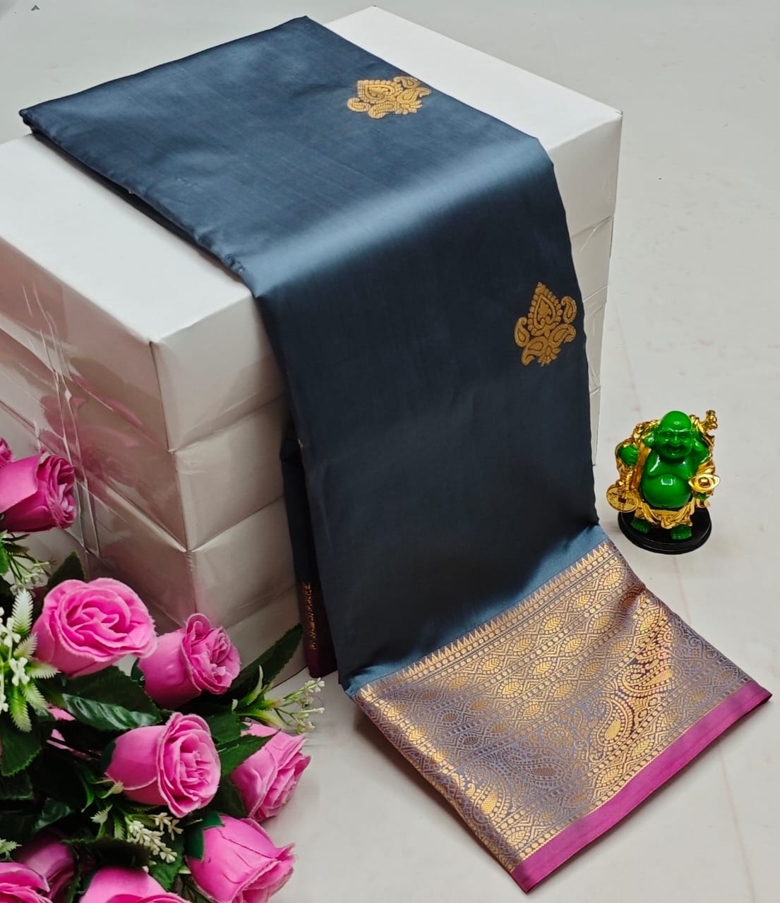 Premium Kanchi Soft Silk Saree with Contrast Border & Pallu – grey with Gold Border